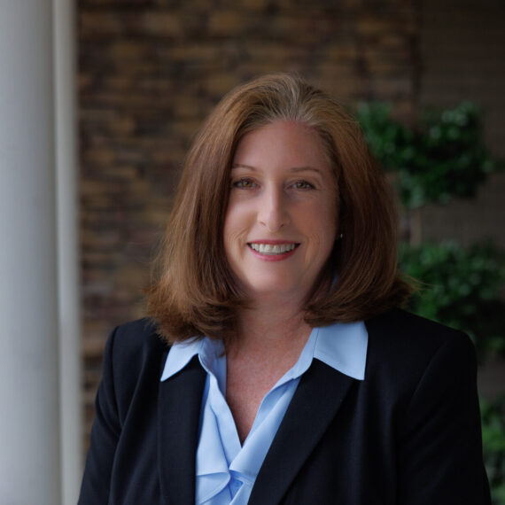 headshot of laura culler