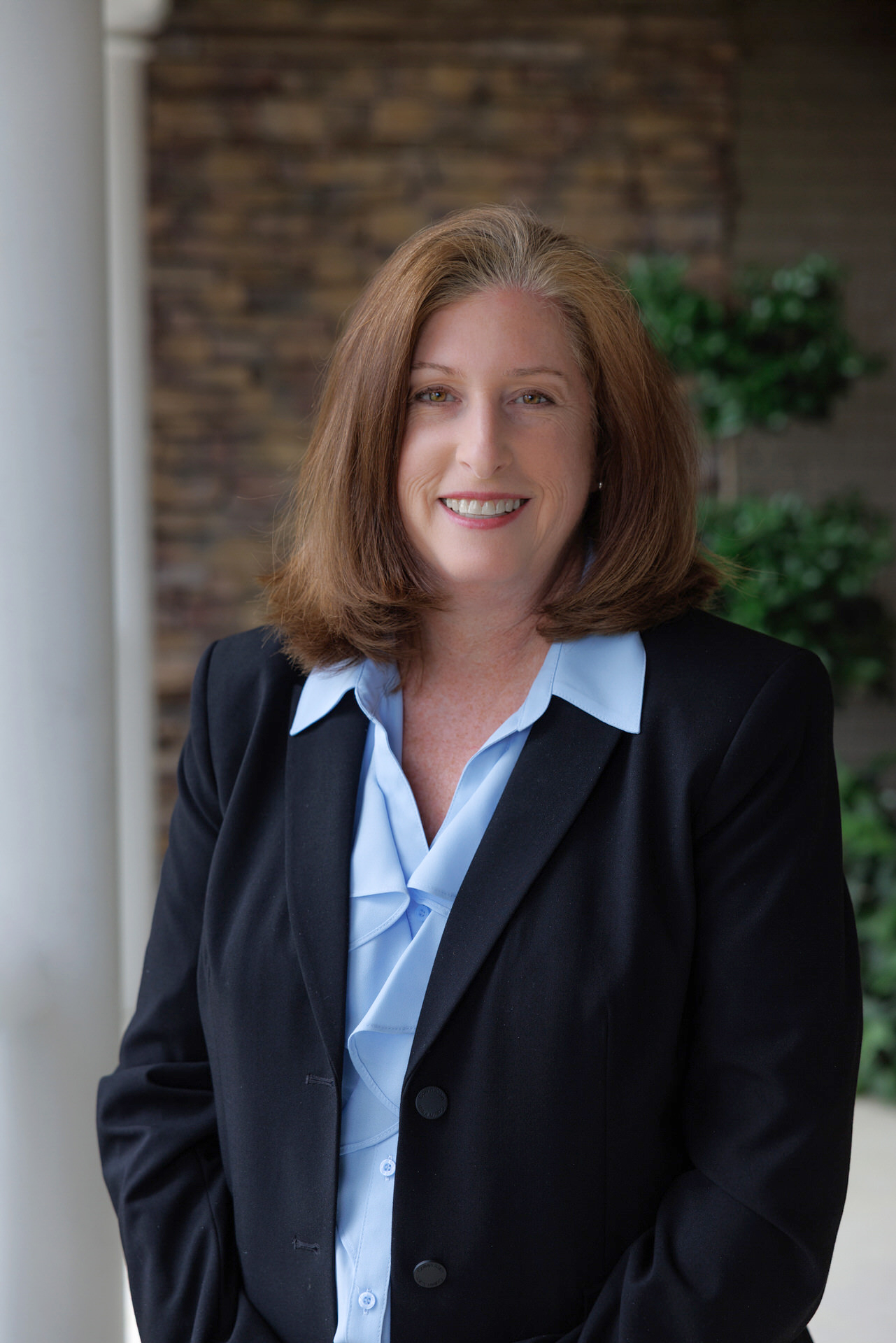 headshot of laura culler